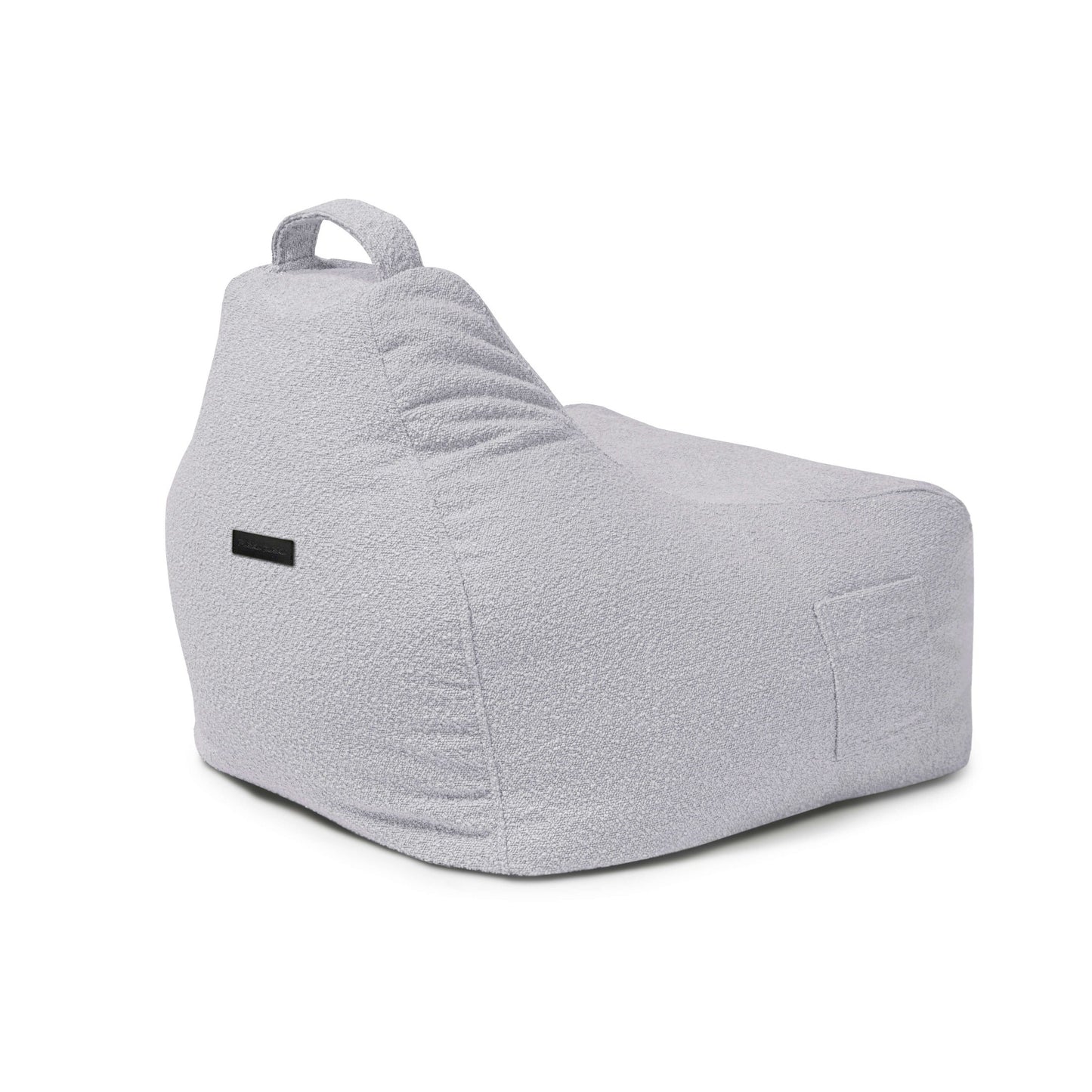 El Bean Bag Game Madu es un puff infantil de color gris claro con tejido texturizado, asa en el respaldo y bolsillo lateral, que proporciona un asiento ergonómico, ideal como moderno puff para niños. Se muestra sobre un fondo blanco liso.