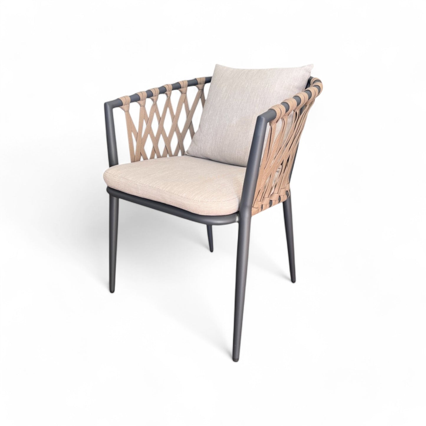 La silla con reposabrazos INDIGO, de exteriores en aluminio gris antracita y cuerda beige (61×60×80 cm), ofrece estilo moderno y es ideal como mobiliario exterior elegante para cualquier ambiente.