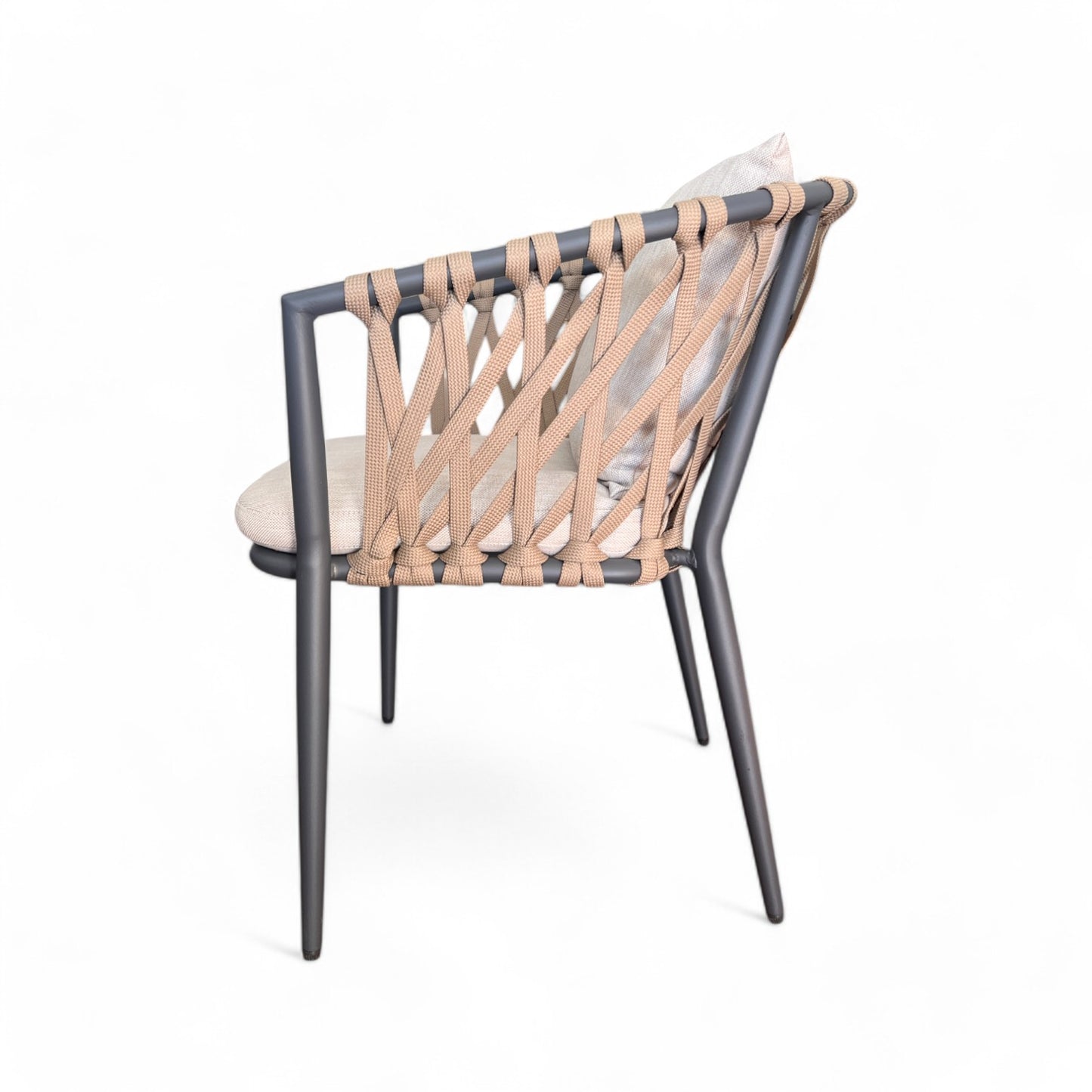 La silla INDIGO de exteriores tiene reposabrazos, estructura de aluminio gris antracita y cuerda beige (61×60×80 cm), en estilo moderno. Ideal para complementar tu mobiliario exterior.