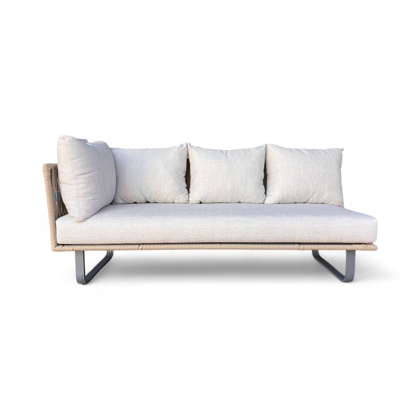 El Módulo sofá de exterior brazo derecho rectangular de aluminio y cuerda beige 200 × 75 × 75 cm, estilo moderno INDIGO, destaca por su elegante estructura tejida y asiento amplio; ideal para realzar cualquier terraza. Fotografía sobre fondo blanco.