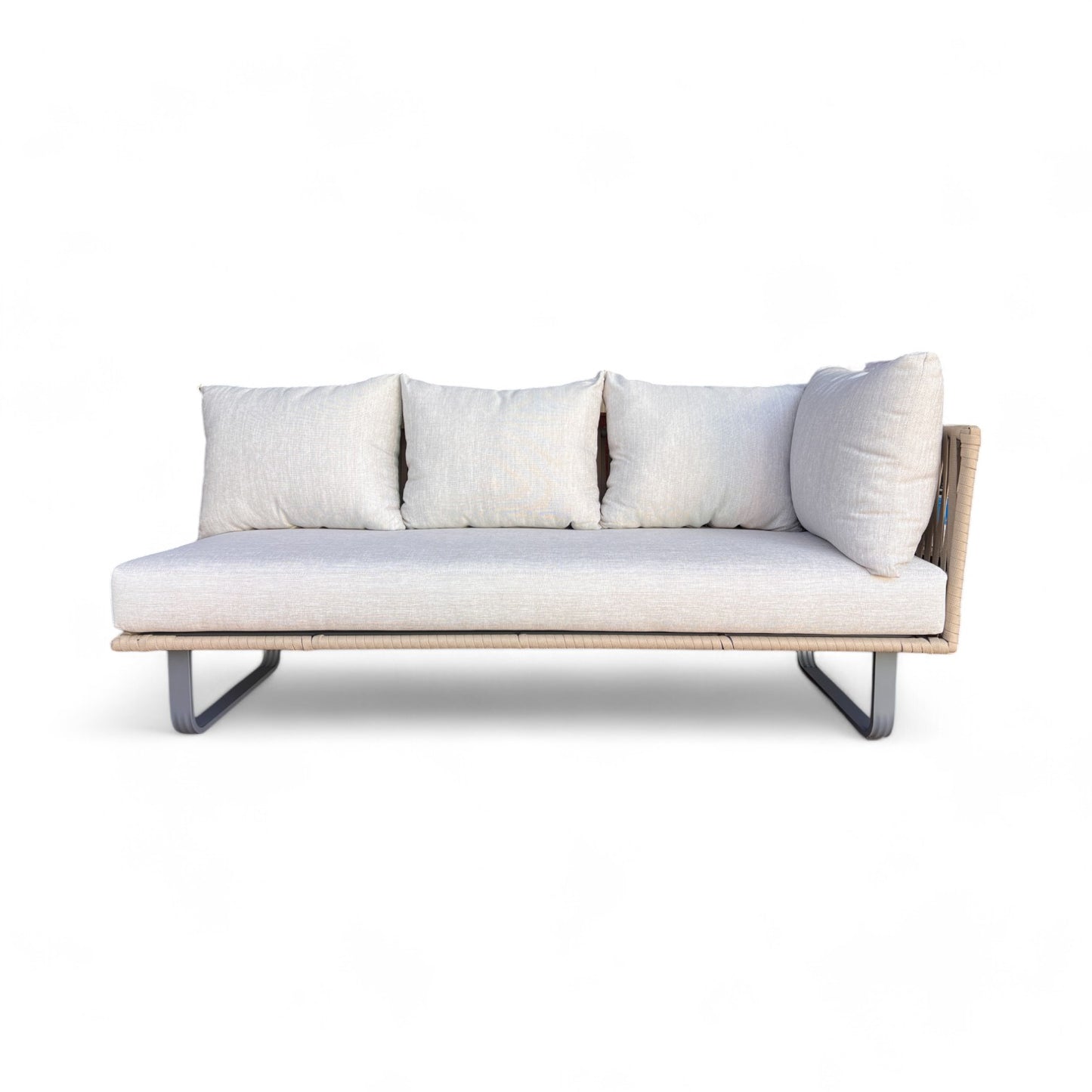 El Módulo Sofá de exterior brazo izquierdo INDIGO, de aluminio y cuerda beige (200×75×75 cm), estilo moderno, ideal para terraza o jardín, se muestra con cojines claros sobre fondo blanco.
