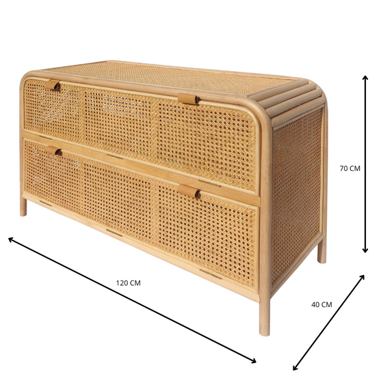 El Aparador de Madera y Ratán Sahara combina estilo y funcionalidad, presentando un diseño en ratán con tres amplios cajones. Elaborado con materiales de primera calidad, mide 70 cm de alto, 120 cm de ancho y 40 cm de fondo, lo que lo convierte en un complemento perfecto para tu hogar.