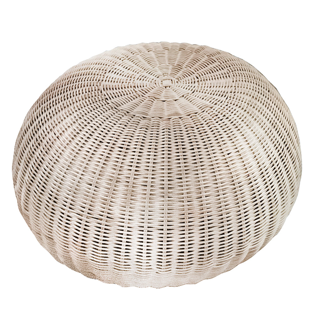 El Puff Redondo en Ratán Natural Fitri presenta una tapa en forma de cúpula en color beige claro, que muestra una intrincada textura tejida a mano.