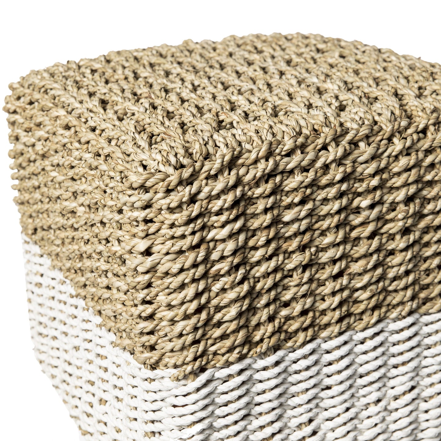 Este primer plano del "Puff de seagrass diseño moderno White/Nat" muestra una canasta tejida texturizada hecha de algas marinas, con fibras entrelazadas de color beige y blanco con nudos apretados en un diseño cuadrado.