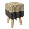 El Puff de seagrass negro y natural Black/Nat 33x46 es un pequeño y elegante taburete que presenta un tablero cuadrado con un diseño moderno en dos tonos de fibras naturales y oscuras, sostenido por cuatro patas de madera. Su calidad artesanal garantiza durabilidad y elegancia, convirtiéndolo en un complemento chic para cualquier estancia.