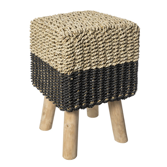 El Puff de seagrass negro y natural Black/Nat 33x46 es un pequeño y elegante taburete que presenta un tablero cuadrado con un diseño moderno en dos tonos de fibras naturales y oscuras, sostenido por cuatro patas de madera. Su calidad artesanal garantiza durabilidad y elegancia, convirtiéndolo en un complemento chic para cualquier estancia.