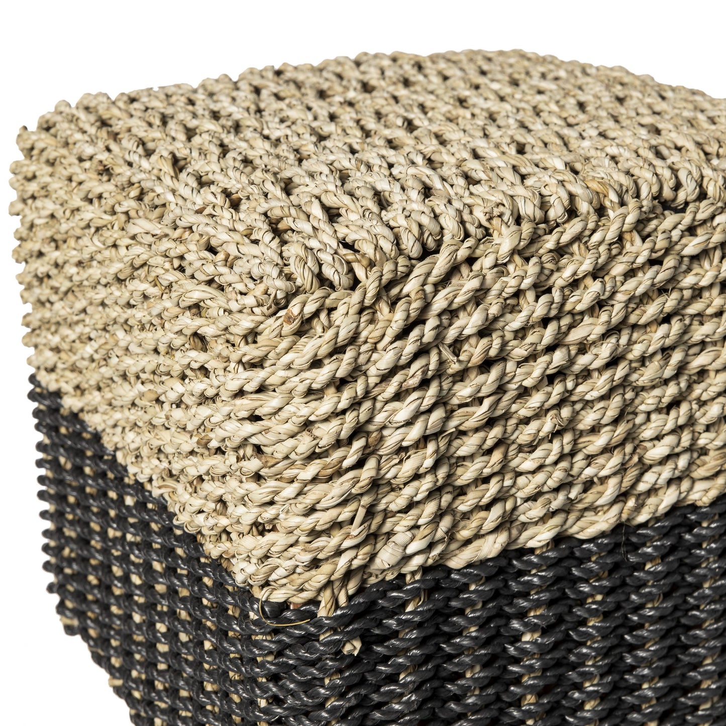Primer plano del Puff de seagrass negro y natural Black/Nat 33x46, que presenta una parte superior beige texturizada con una base más oscura, resaltando su diseño moderno y calidad artesanal.