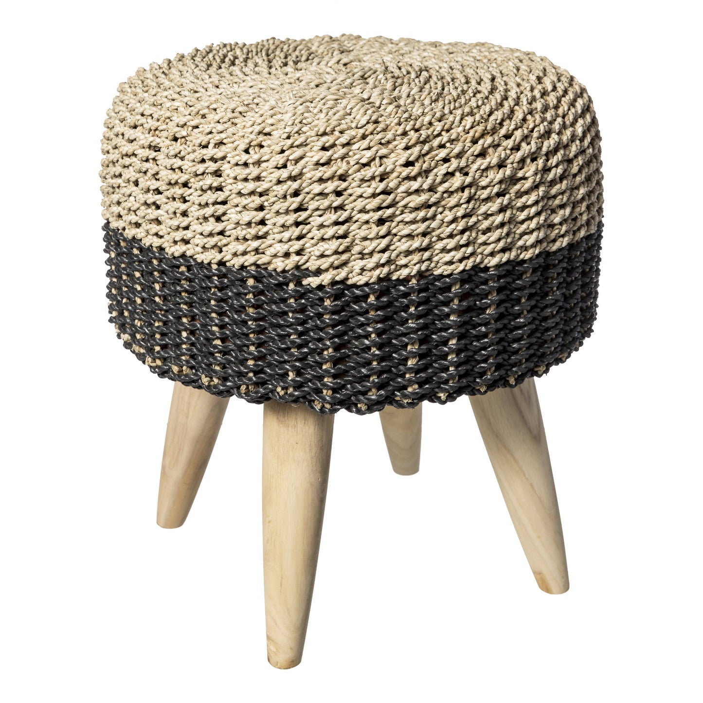 El Puff Redondo de Seagrass NATBLACK presenta un asiento de paja tejida en beige y negro, sostenido por cuatro patas de madera, mostrando mobiliario de calidad.