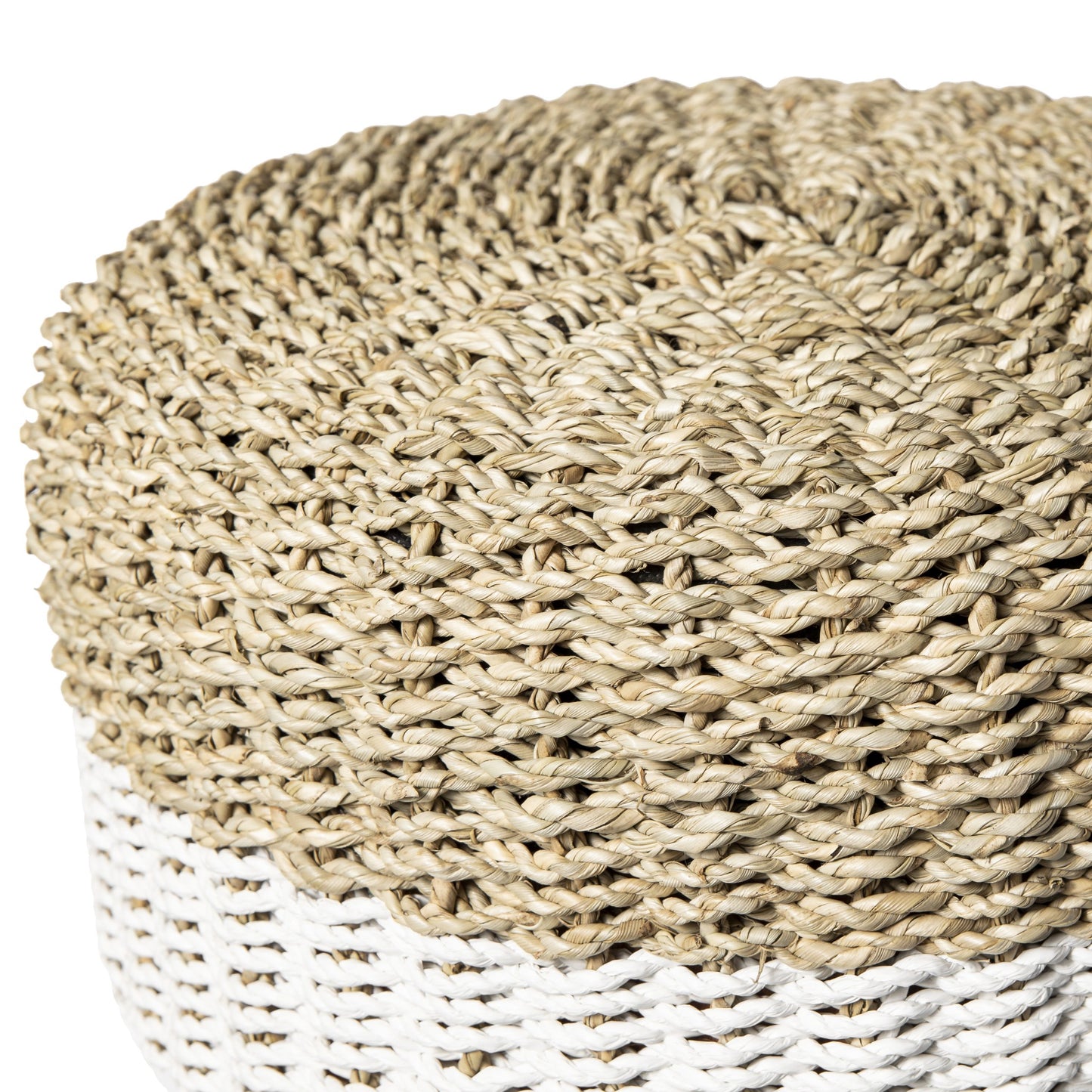 Primer plano de una cesta redonda tejida hecha de algas marinas naturales con una base blanca elegante, similar al Puff Redondo de Seagrass Natural/Blanco NATWHITE.