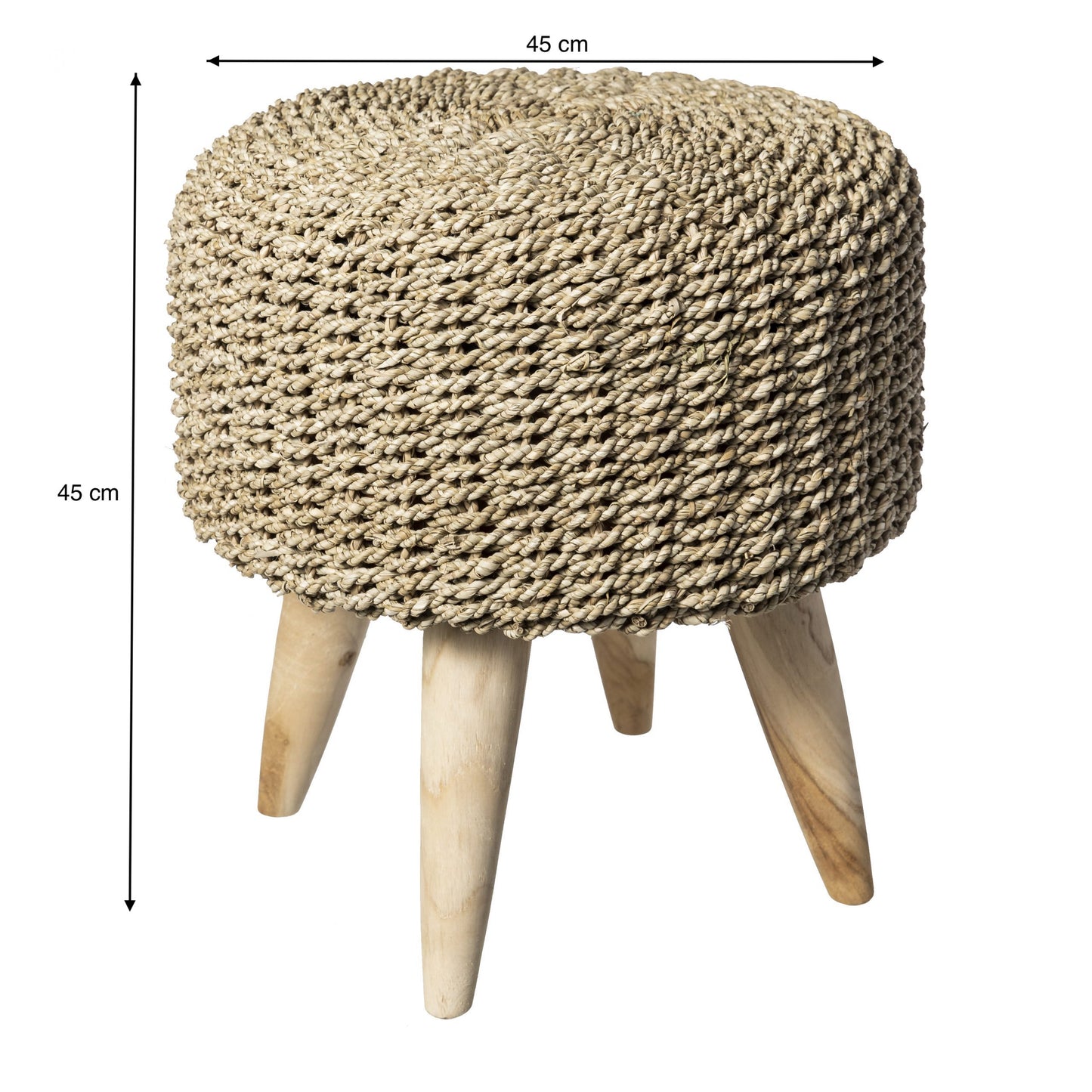 El Taburete redondo en seagrass NATWHITE tiene un asiento tejido sobre patas de madera, ideal para espacios reducidos, con unas dimensiones de 45 cm de ancho y alto.