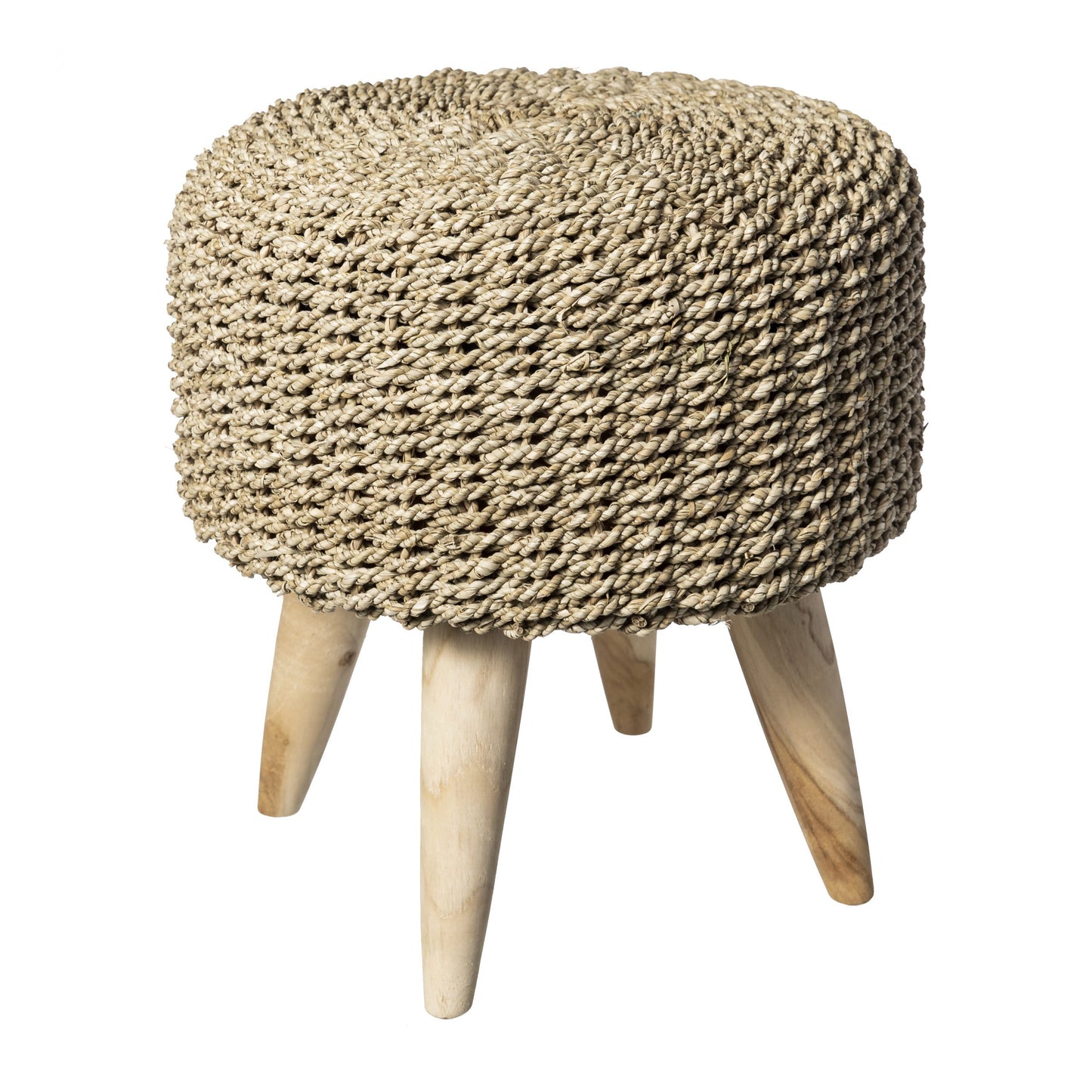 El Taburete redondo en seagrass NATWHITE cuenta con un encantador asiento de seagrass tejido y cuatro patas de madera resistentes, ideal para agregar elegancia rústica a espacios pequeños.
