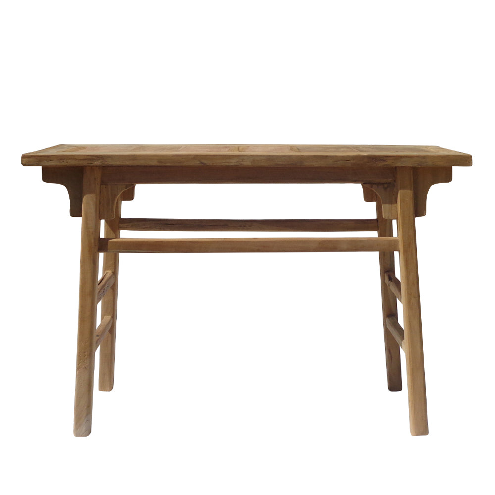 La Consola en Madera de Teca Reciclada Luku es una mesa rectangular de madera de cuatro patas y diseño rústico, elaborada a partir de madera de teca reciclada, que se muestra de frente sobre un fondo blanco liso.