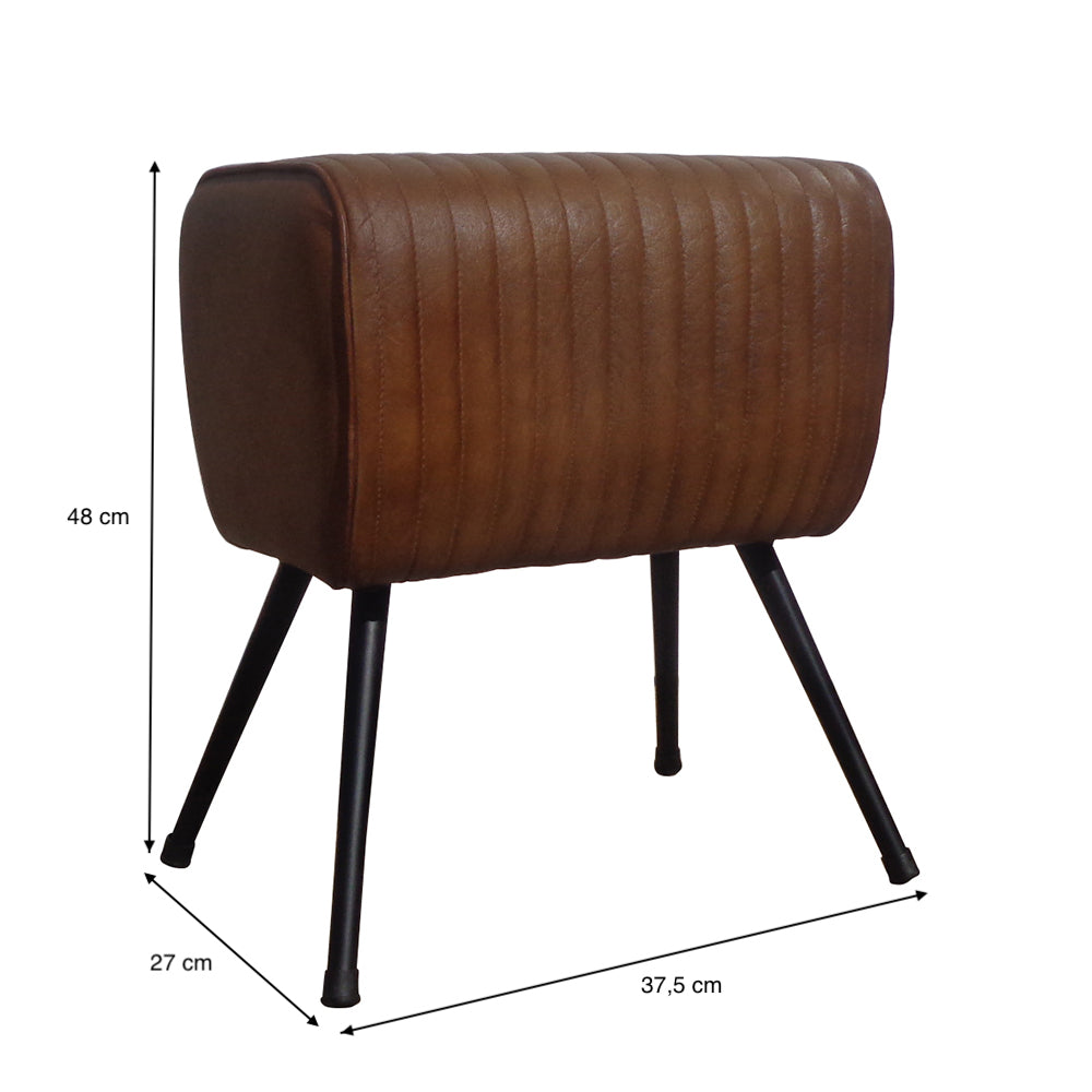 La Banqueta en Hierro y Piel Marrón Potro es un taburete rectangular de color marrón con patas de metal negro, con medidas de 48 cm de alto, 27 cm de fondo y 37,5 cm de ancho.