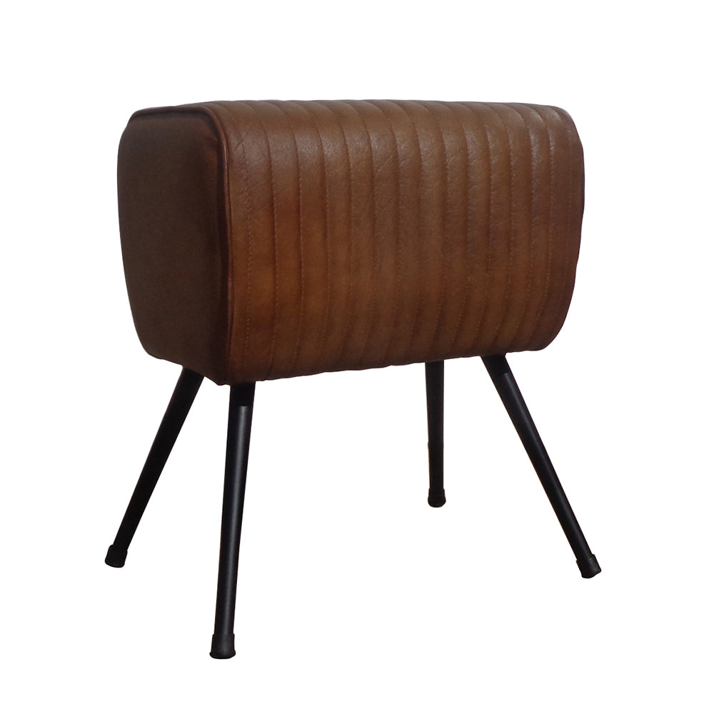 Banqueta en hierro con asiento de piel marrón potro, forma rectangular, costuras verticales, bordes redondeados y cuatro patas metálicas negras en ángulo.