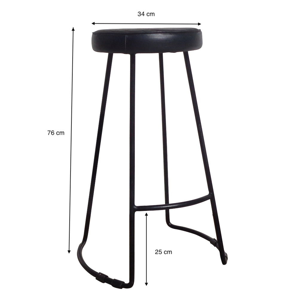 El Taburete alto en hierro y piel Round Black es un elegante taburete de metal negro de estilo industrial, ideal para una cocina moderna, que presenta un diseño de 76 cm de alto con un asiento redondo de 34 cm y 25 cm entre sus patas.
