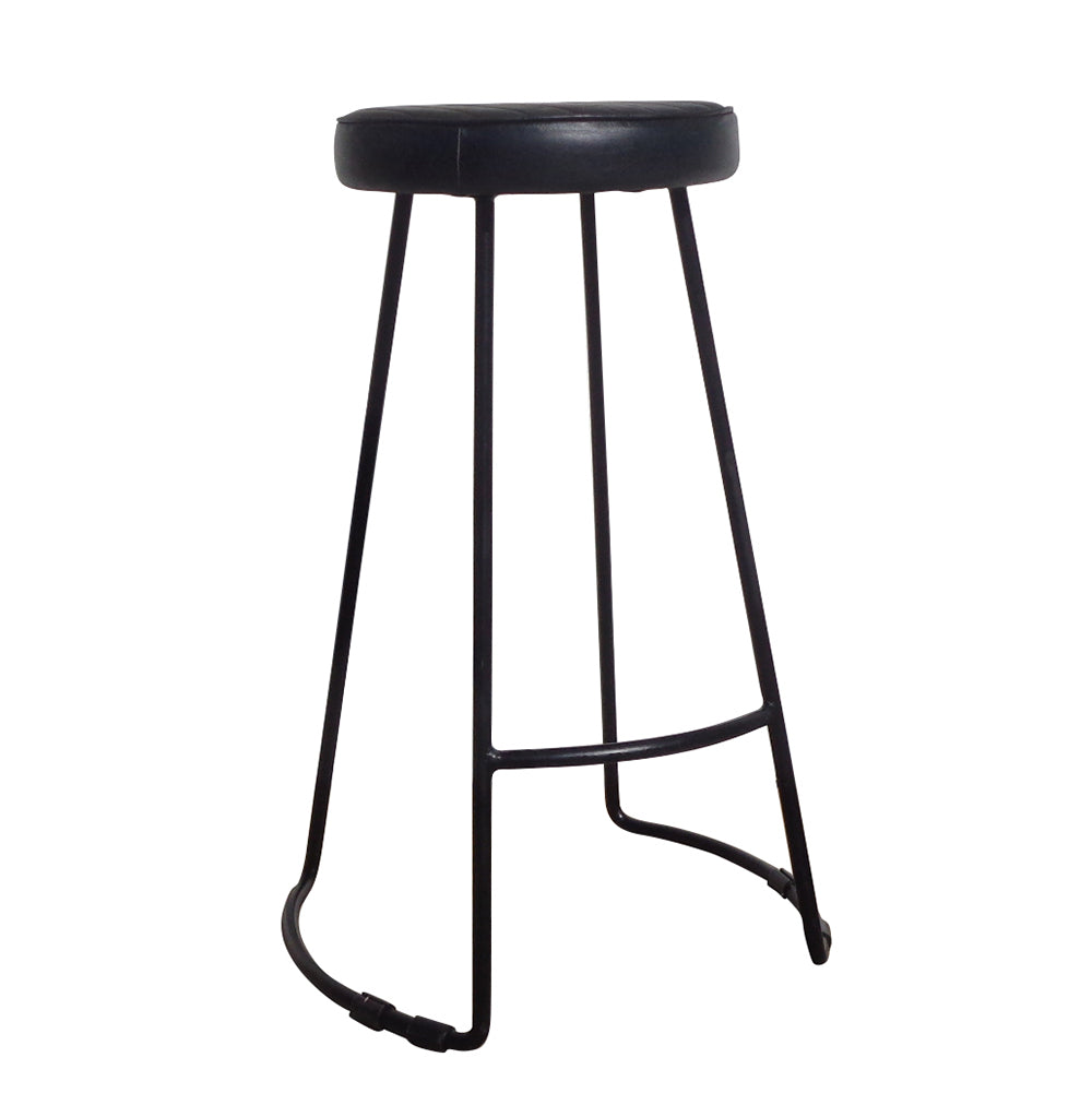 El Taburete alto en hierro y piel Round Black es un taburete de metal con un asiento redondo sencillo y tres patas, que cuenta con un reposapiés delantero que encarna el diseño industrial, lo que lo hace perfecto para cualquier cocina moderna.