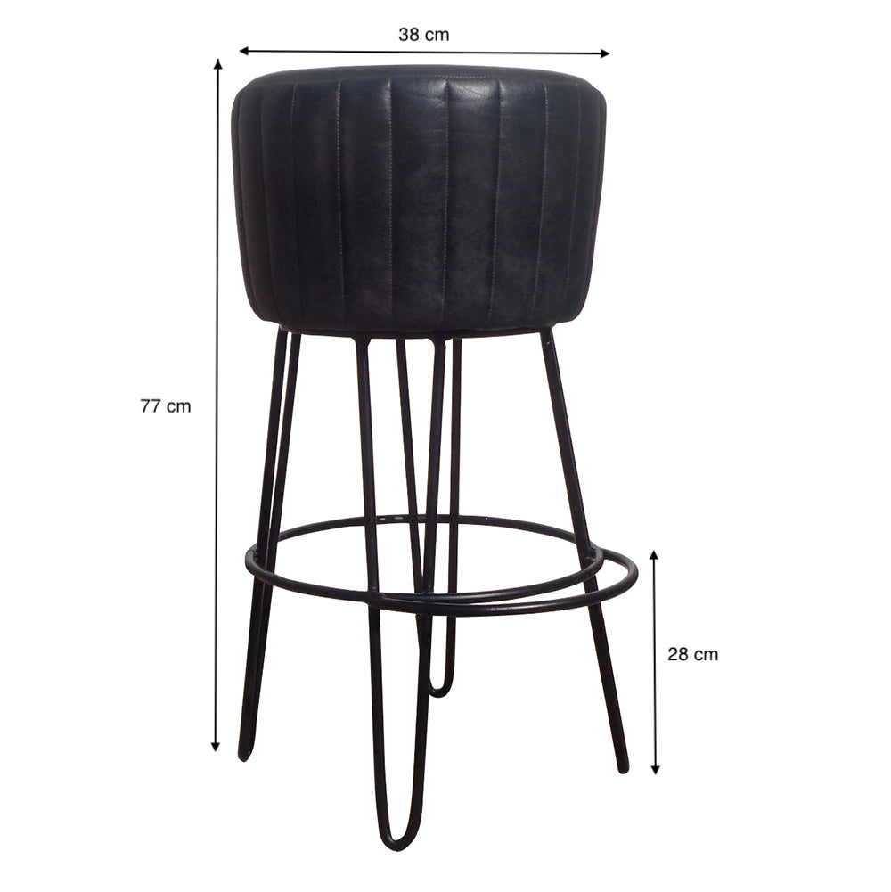 El Taburete alto de metal y piel de 77 cm Club es un taburete de bar tapizado en negro con costuras verticales, patas de metal resistentes y un cómodo reposapiés. Mide 77 cm de altura, con un diámetro de asiento de 38 cm y un reposapiés a 28 cm, ideal para agregar un toque industrial a cualquier espacio.