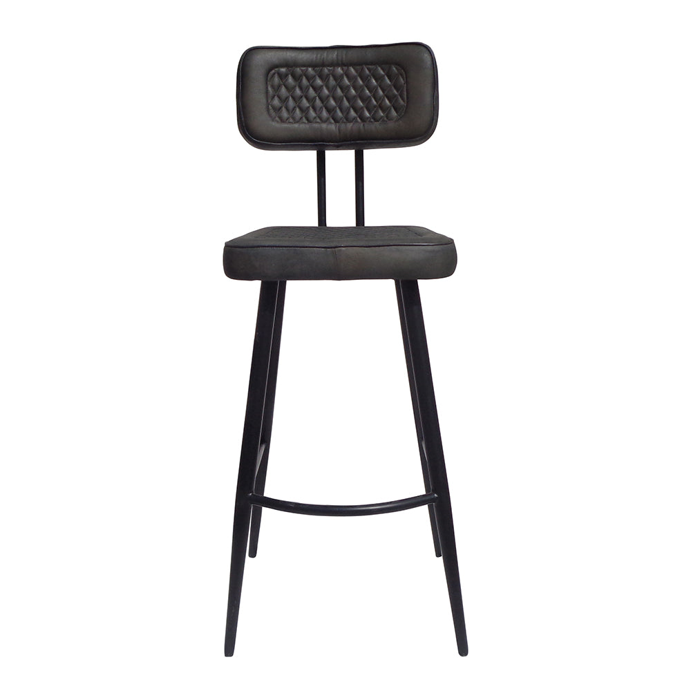 Conozca el Taburete alto en hierro y piel con respaldo negro, un sofisticado taburete de bar negro con asiento y respaldo acolchados. Su diseño simple pero elegante incluye tapizado en piel negra y cuatro patas delgadas, lo que agrega un atractivo atemporal a cualquier espacio.