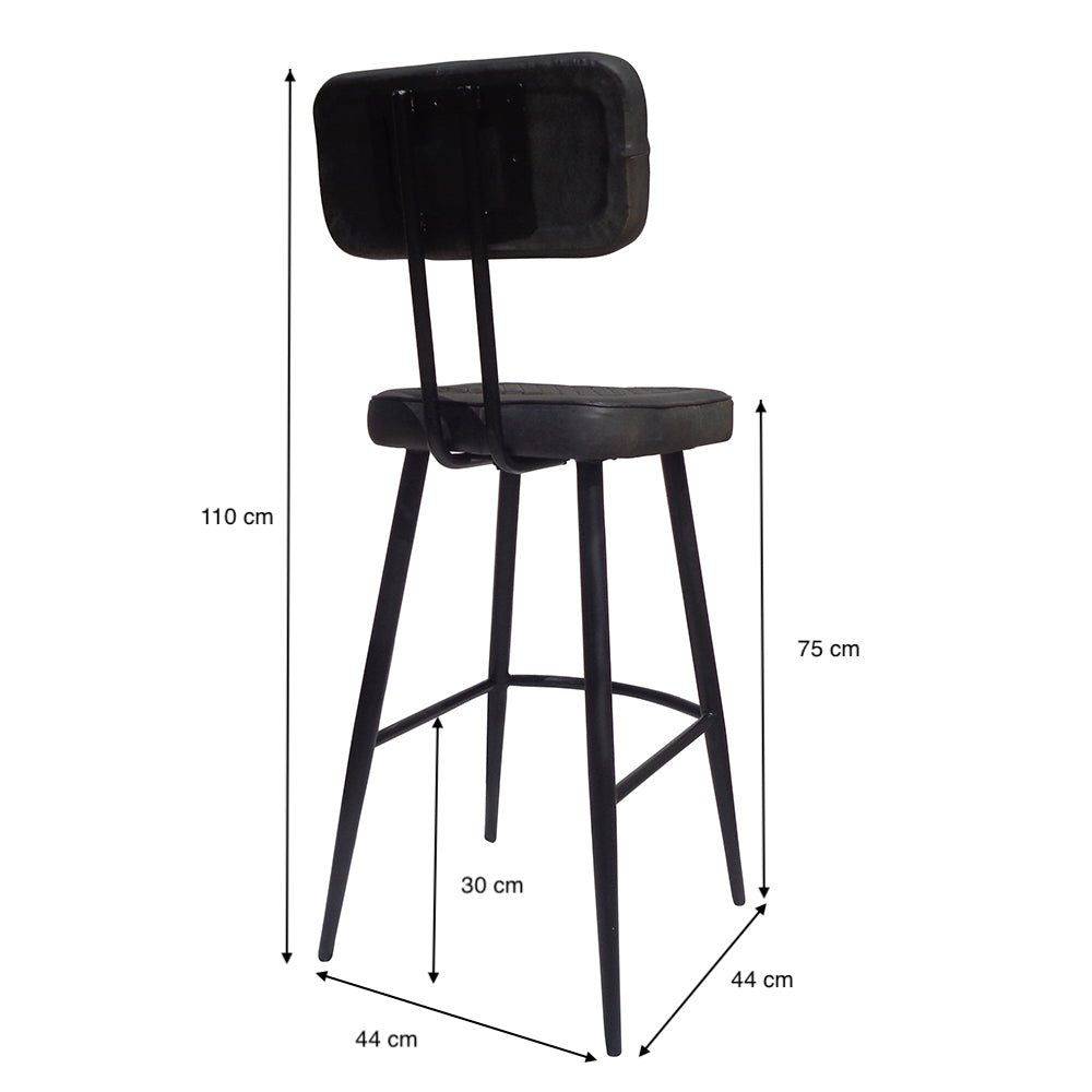 El Taburete alto en hierro y piel con respaldo negro destila sofisticación con su elegante diseño y tapizado en piel negra, con una altura de 110 cm con una altura de asiento de 75 cm, una altura de respaldo de 30 cm y un cómodo asiento de 44x44 cm.