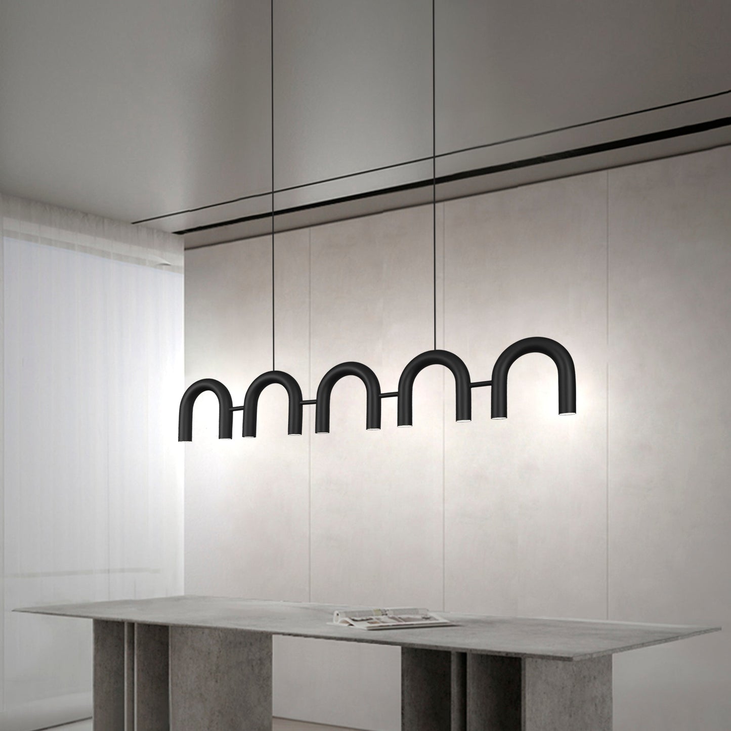 Un comedor moderno con una mesa de hormigón y la Lámpara de techo en acero Rhea 5 rezuma estética moderna. Su decoración minimalista, con iluminación ambiental, cortinas transparentes y paredes neutras, crea una atmósfera acogedora.