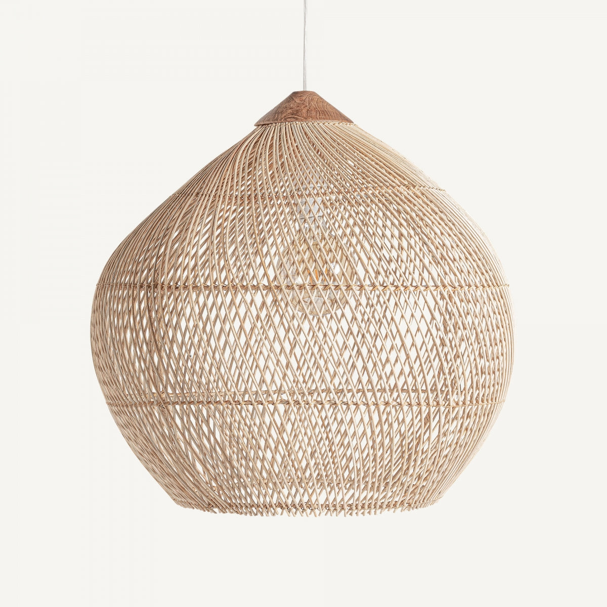 La lámpara colgante de ratán Boho-Z presenta un diseño redondeado y tejido elegantemente suspendido de un cordón sobre un fondo blanco prístino.