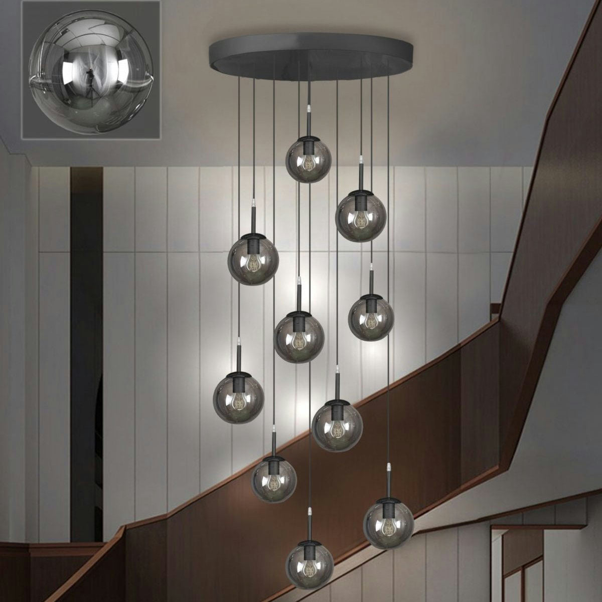 La Lámpara De Techo Colgante Moderna 168-10C-15 con nueve globos de vidrio ilumina elegantemente una escalera con barandillas de madera y paredes revestidas, agregando un toque industrial. Un primer plano revela el elegante vidrio ahumado de una luz esférica.