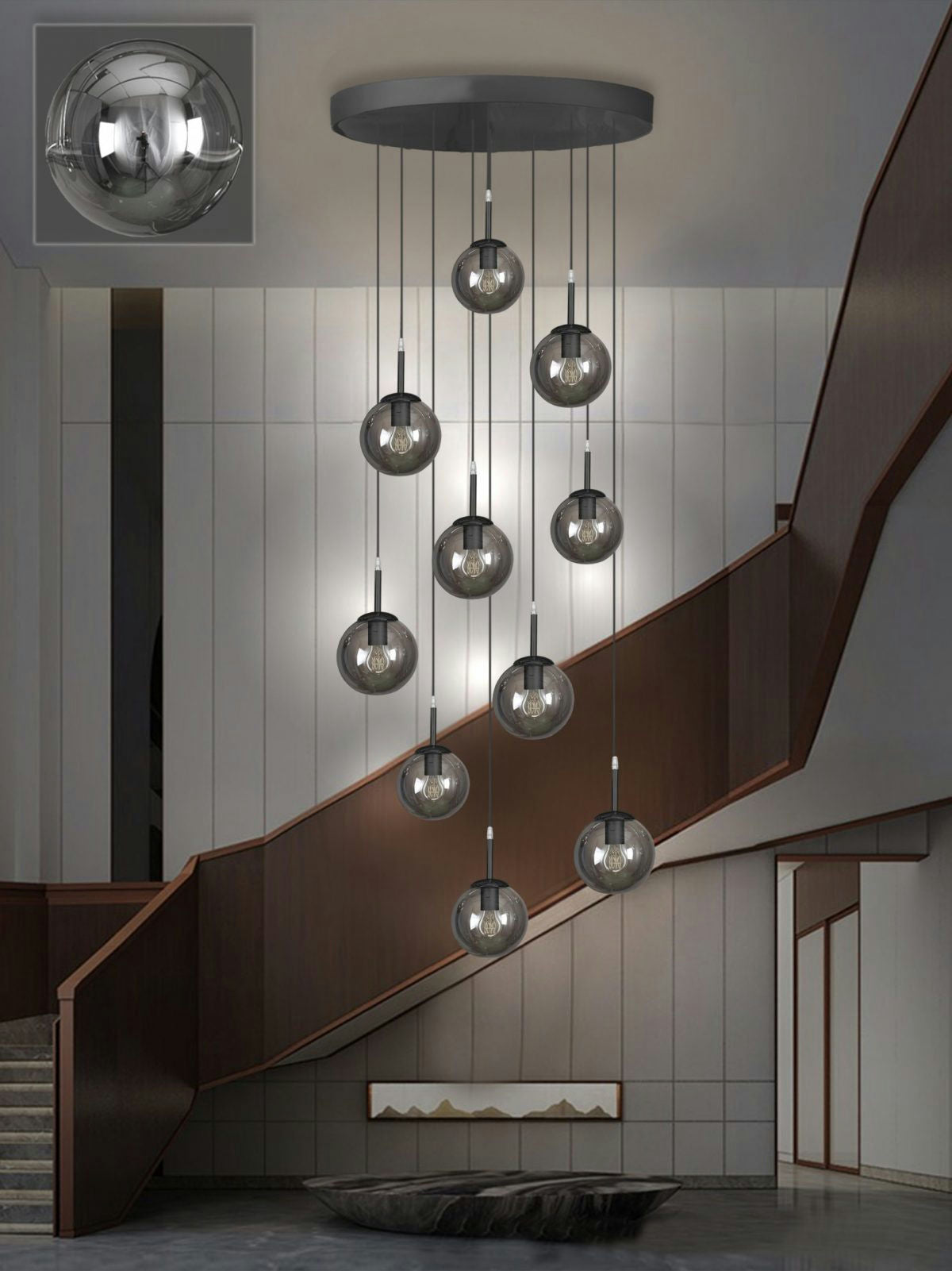 La Lámpara De Techo Colgante Moderna 168-10C-15, con luces esféricas, adorna la escalera de varios pisos, realzando la escalera de madera y las obras de arte. Su estilo industrial se destaca por los elegantes elementos de vidrio ahumado.
