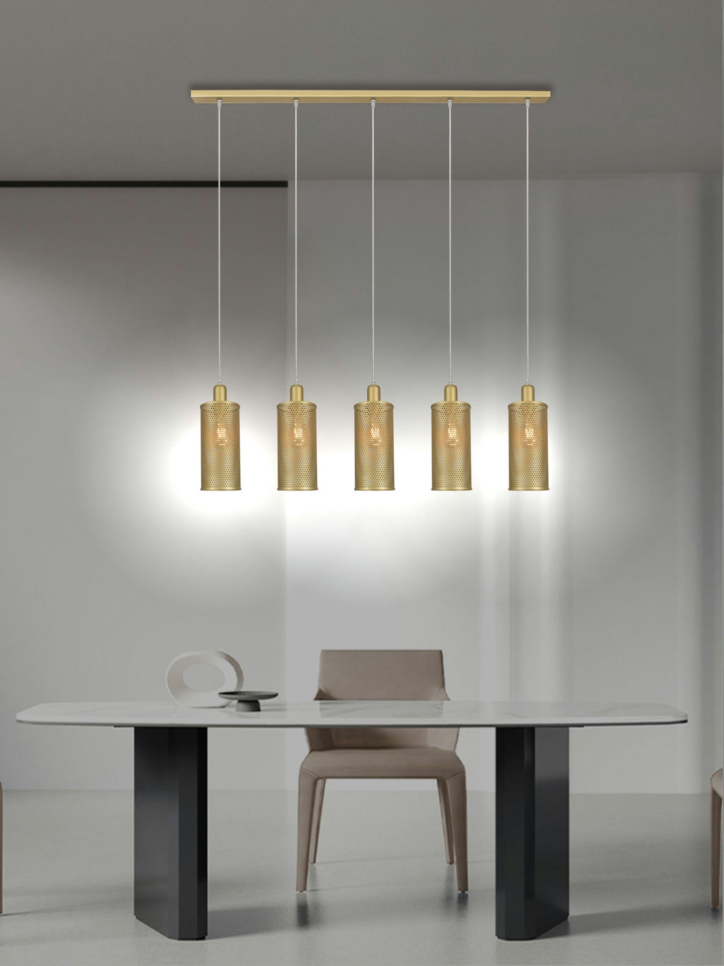 Un comedor moderno con una elegante mesa blanca y una silla beige está bellamente iluminado por la Lámpara de Techo Colgante Industrial 3003-5R, que presenta cilindros dorados que realzan su diseño moderno e industrial.