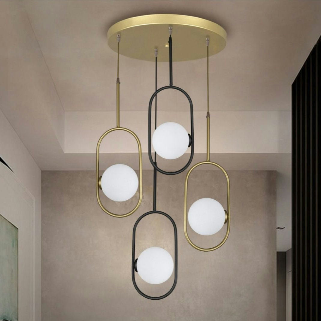 La Lámpara de Techo Colgante Industrial 3135-4C presenta un diseño contemporáneo con cuatro luces de globo blancas enmarcadas por una mezcla de metales ovalados dorados y negros, colgadas de un soporte de techo redondo dorado.