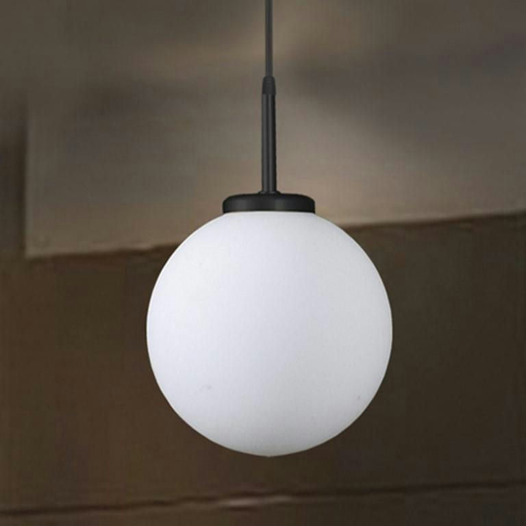 La Lámpara de Techo Colgante Moderna 168-1C-1, una lámpara colgante redonda de color blanco con aplique negro y diseño minimalista, cuelga sobre un fondo oscuro.