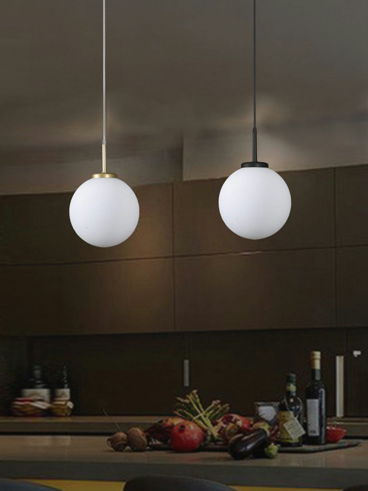 Sobre una encimera de cocina moderna, dos lámparas de techo colgante modernas 168-1C-1 crean un diseño minimalista. Varias frutas y botellas de vino en el fondo realzan la estética elegante.