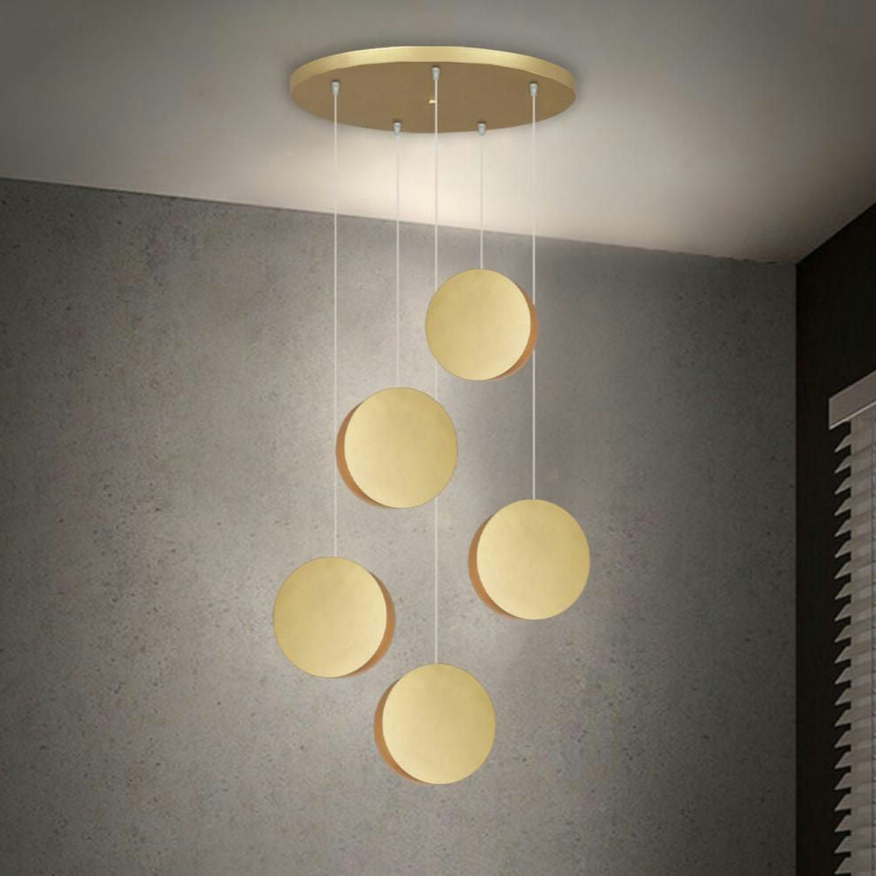 La Lámpara de Techo Colgante Moderna 3223-5C presenta un diseño minimalista con cinco discos circulares dispuestos verticalmente, todos con un elegante acabado en metal dorado.