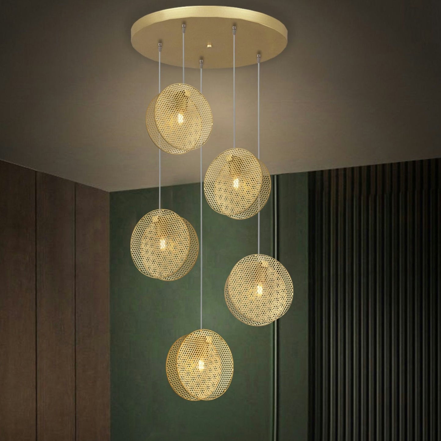 La Lámpara de Techo Colgante Moderna 3224-5C en Oro presenta cinco pantallas esféricas perforadas con un elegante acabado dorado, colgando a diferentes longitudes.