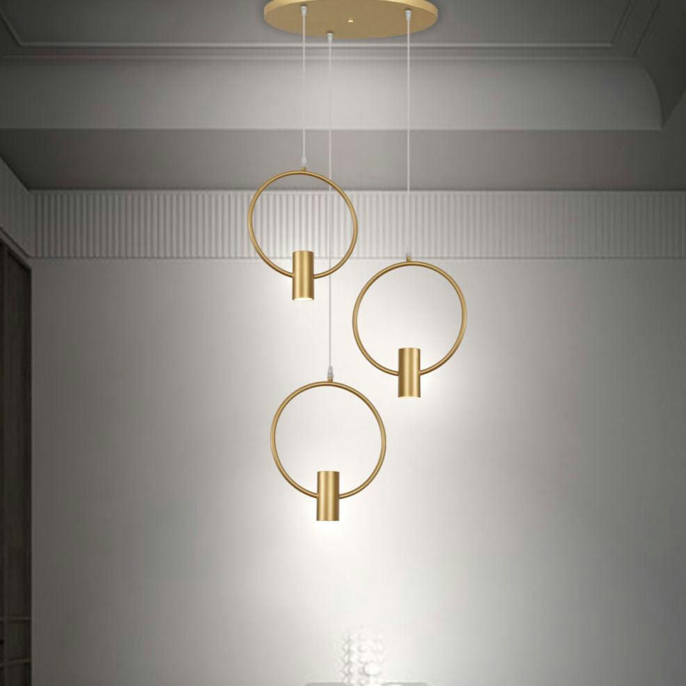La habitación poco iluminada se ve realzada con elegancia por la Lámpara de Techo Colgante Moderna Dorada 6902-3C, que presenta un diseño moderno con tres luces colgantes circulares en tono dorado.