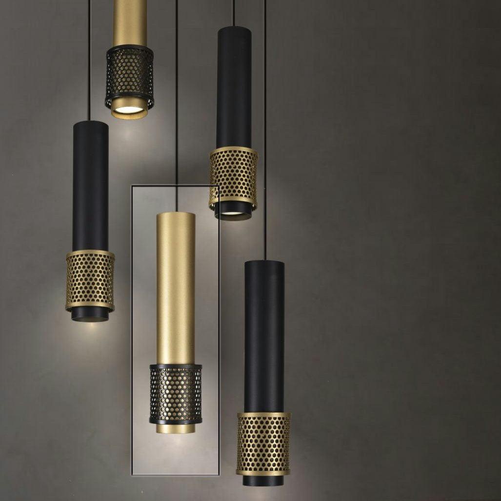 La Lámpara de Techo Colgante Negra o Dorada 3047-1C-2 presenta un diseño cilíndrico moderno en metal negro y dorado, que ofrece un estilo industrial chic sobre un fondo oscuro.