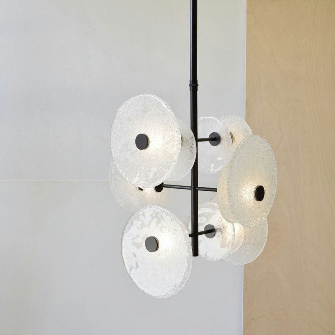 La Lámpara de Techo LED de Vidrio y Metal - Discos cuenta con brazos de metal negro con discos de vidrio redondos y texturizados que albergan bombillas LED centrales, agregando un toque moderno y artístico de elegancia y estilo a cualquier habitación.