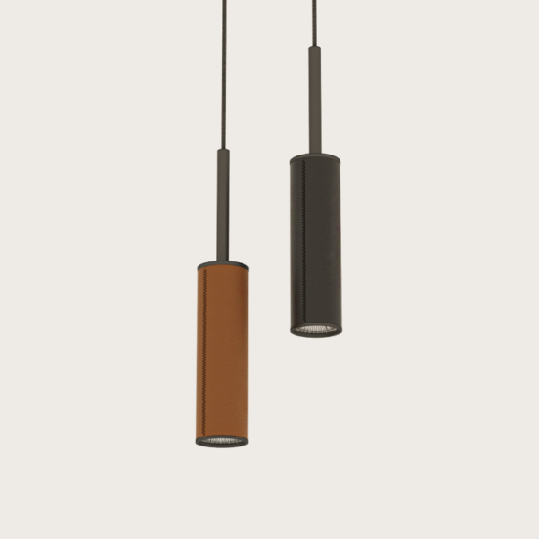 Dos lámparas de Techo Tura cuelgan de cordones, una marrón y otra negra, ambas con un acabado texturizado y un diseño de iluminación elegante y minimalista.