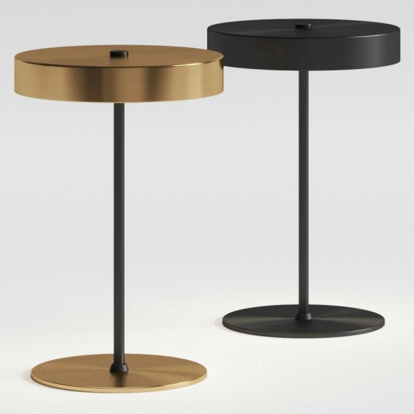 Dos mesas auxiliares redondas modernas, una dorada y otra negra, tienen soportes centrales delgados y bases circulares planas. Perfectas para exhibir la Lámpara de mesa Ambor, encarnan el diseño moderno y complementan cualquier configuración de iluminación minimalista.