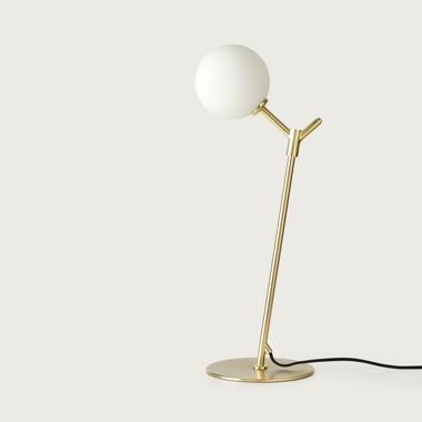La Lámpara de mesa Atom moderna tiene un diseño contemporáneo con base circular dorada y pantalla blanca redonda, destacándose elegantemente sobre un fondo neutro.