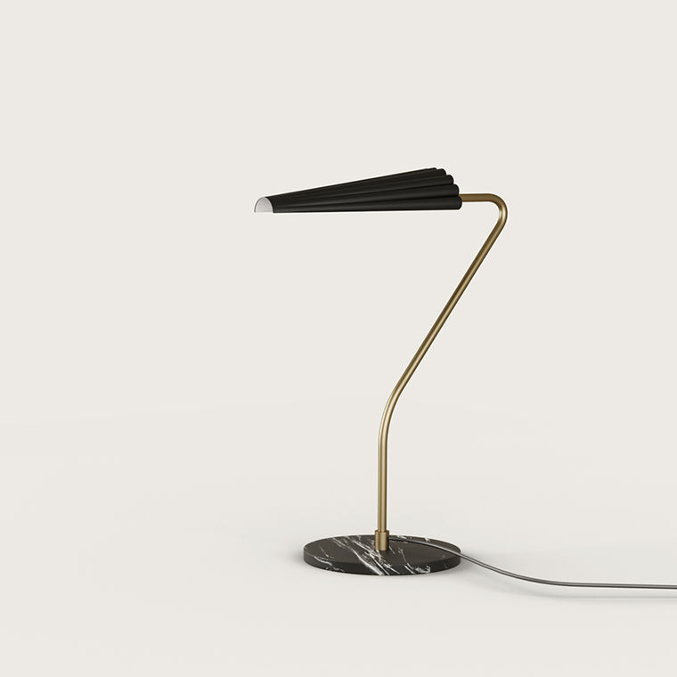 La lámpara de mesa Bion presenta una pantalla plisada negra, un soporte de latón en ángulo y una base redonda de mármol, todo sobre un fondo sencillo y mejorado con tecnología LED G9.