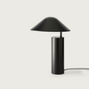 Lámpara de mesa Damo moderna de color negro con pantalla cónica y base cilíndrica, diseñada para iluminación dirigida, aislada sobre un fondo blanco.