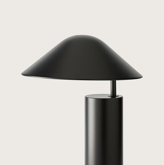 Oración usando el nombre del producto:
Una lámpara de mesa negra minimalista con un acabado elegante y mate y una pantalla en forma de cúpula, sobre un fondo blanco liso, perfecta para iluminación dirigida. Lámpara de mesa Damo.