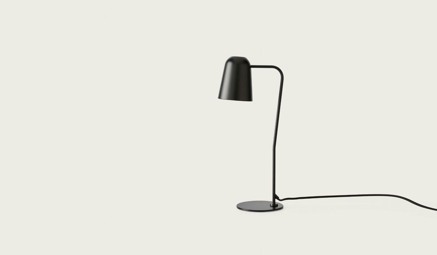 La lámpara de mesa Dobi, un diseño minimalista en Negro Mate con un tallo curvo y una pantalla cónica, se coloca sobre un fondo de luz simple para lograr una iluminación elegante.