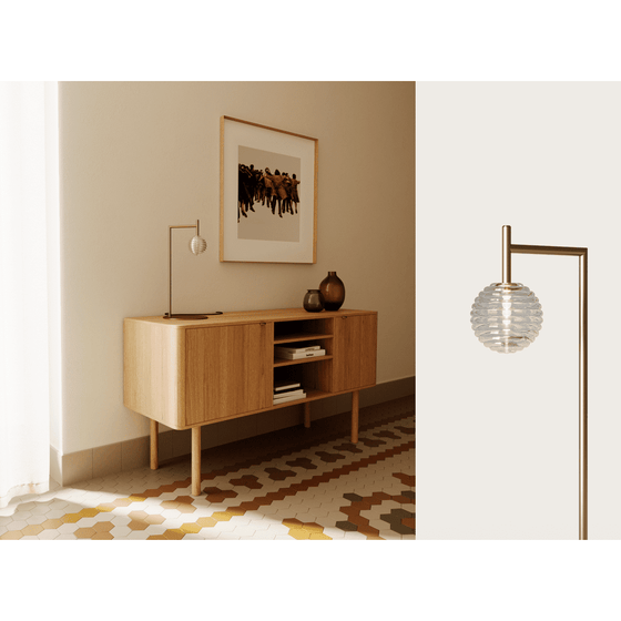 Una habitación minimalista con un aparador de madera, un cuadro enmarcado de caballos, una lámpara de mesa Doul y dos jarrones, junto a un primer plano detallado de una lámpara colgante esférica y texturizada.