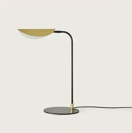 Descubra la Lámpara de mesa Ficus, que muestra un diseño moderno con su elegante soporte delgado negro, pantalla circular plana dorada y base redonda negra elegante: una pieza ideal para mejorar la iluminación de su interior.