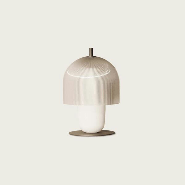 La Lámpara de mesa Holm, con diseño escandinavo, tiene una pantalla blanca translúcida en forma de cúpula sobre una base cilíndrica, perfecta para ofrecer iluminación ambiental cálida en cualquier entorno.