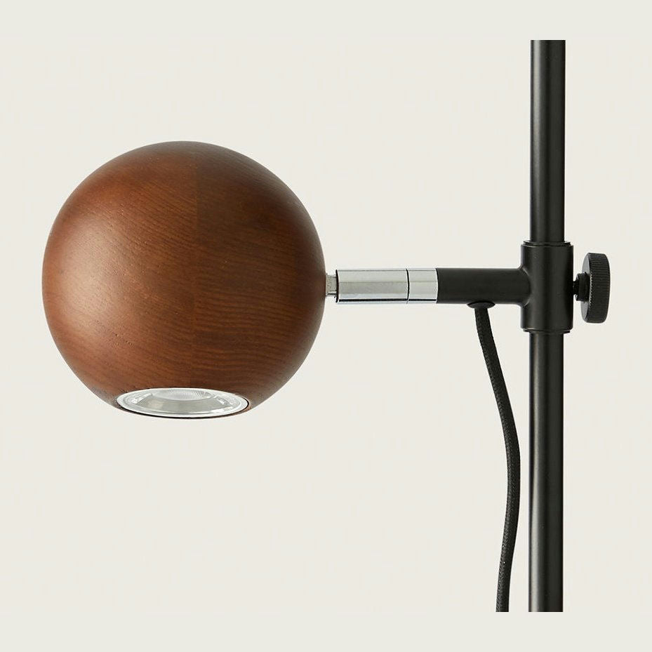 La Lámpara de mesa Lita encarna el diseño moderno con su lámpara esférica de madera sobre un elegante soporte vertical negro y un cable visible. Ideal para iluminación focalizada, realza cualquier espacio sin esfuerzo con su encanto contemporáneo.