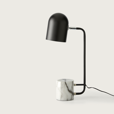 La Lámpara de mesa Luca es una elegante lámpara de escritorio de metal negro que presenta un brazo curvo y una pantalla redondeada, elegantemente montada sobre una base de mármol blanco.