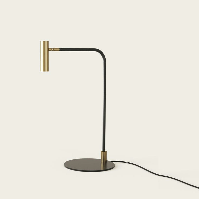 Descubra la elegancia de la Lámpara de mesa Maho con su diseño minimalista, que luce un elegante acabado en negro y dorado. Esta exquisita pieza incluye una pantalla cilíndrica, una base redonda y una eficiente iluminación LED para un brillo moderno.