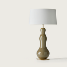  Lámpara de mesa moderna con base verde oliva brillante y pantalla blanca, ideal para iluminación interior, aislada sobre fondo blanco. Lámpara de mesa Melly